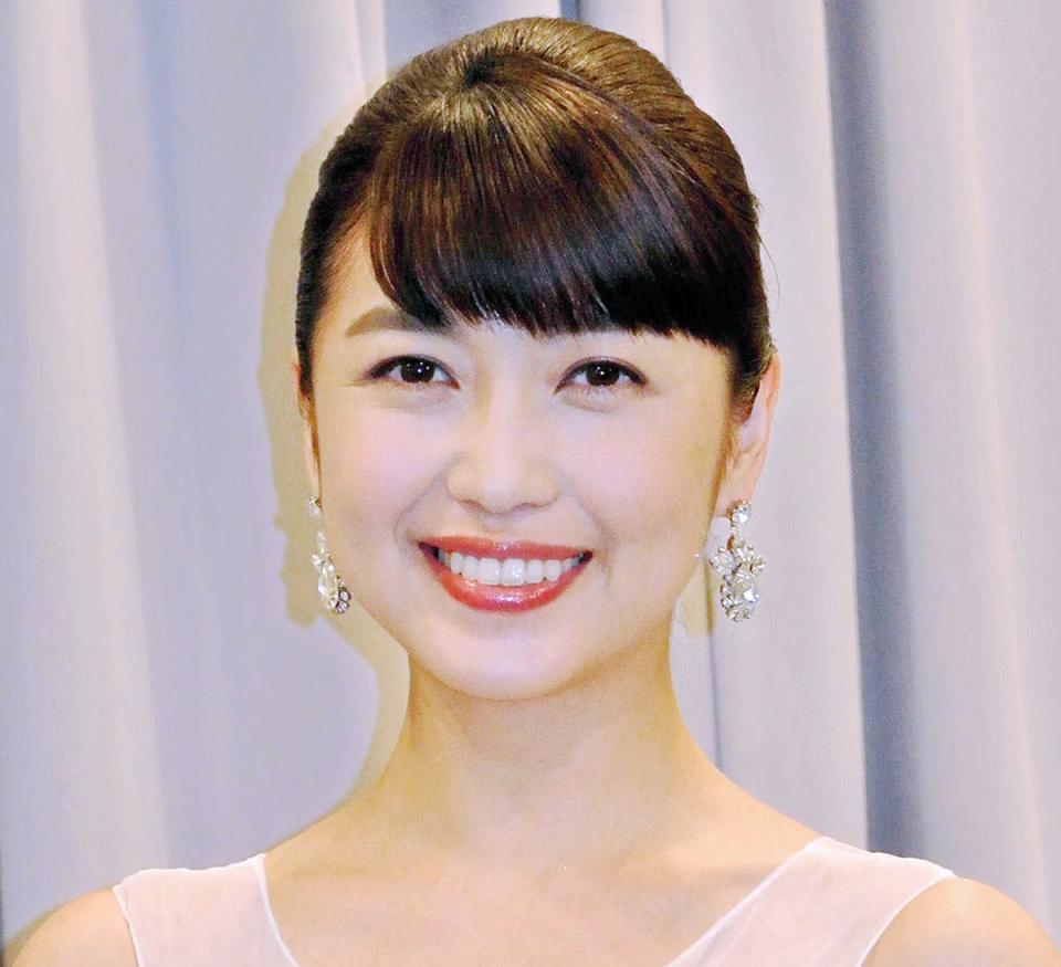 新妻聖子 第１子妊娠を報告 戌の日に安産を祈願して 芸能 デイリースポーツ Online