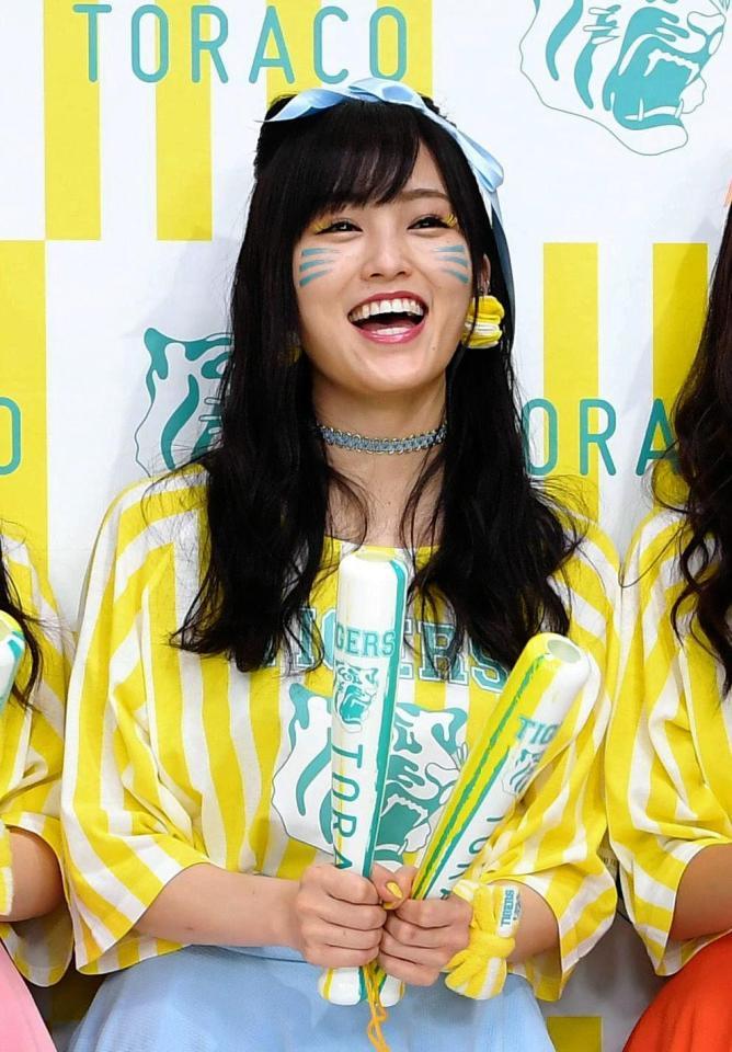 笑顔で阪神へのエールを送るＮＭＢ４８の山本彩＝東京都渋谷区の原宿Ａｂｅｍａスタジオ（撮影・出月俊成）