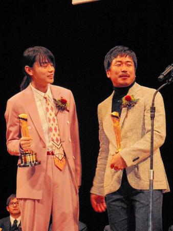 「第９１回キネマ旬報ベスト・テン」表彰式に出席した菅田将暉（左）とヤン・イクチュン＝東京・後楽園