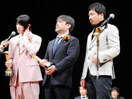 「第９１回キネマ旬報ベスト・テン」表彰式に出席した（左から）菅田将暉、岸善幸監督、ヤン・イクチュン＝東京・後楽園