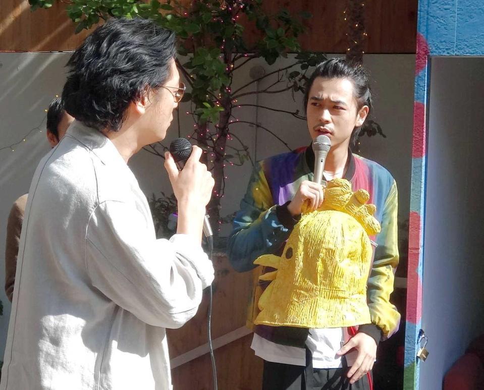 　サプライズ登場した成田凌（右）と井浦新＝大阪市内