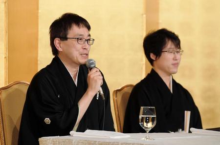 笑顔で質問に答える羽生善治竜王（左）と井山裕太七冠＝東京・ホテル　ニュー・オータニ（撮影・金田祐二）