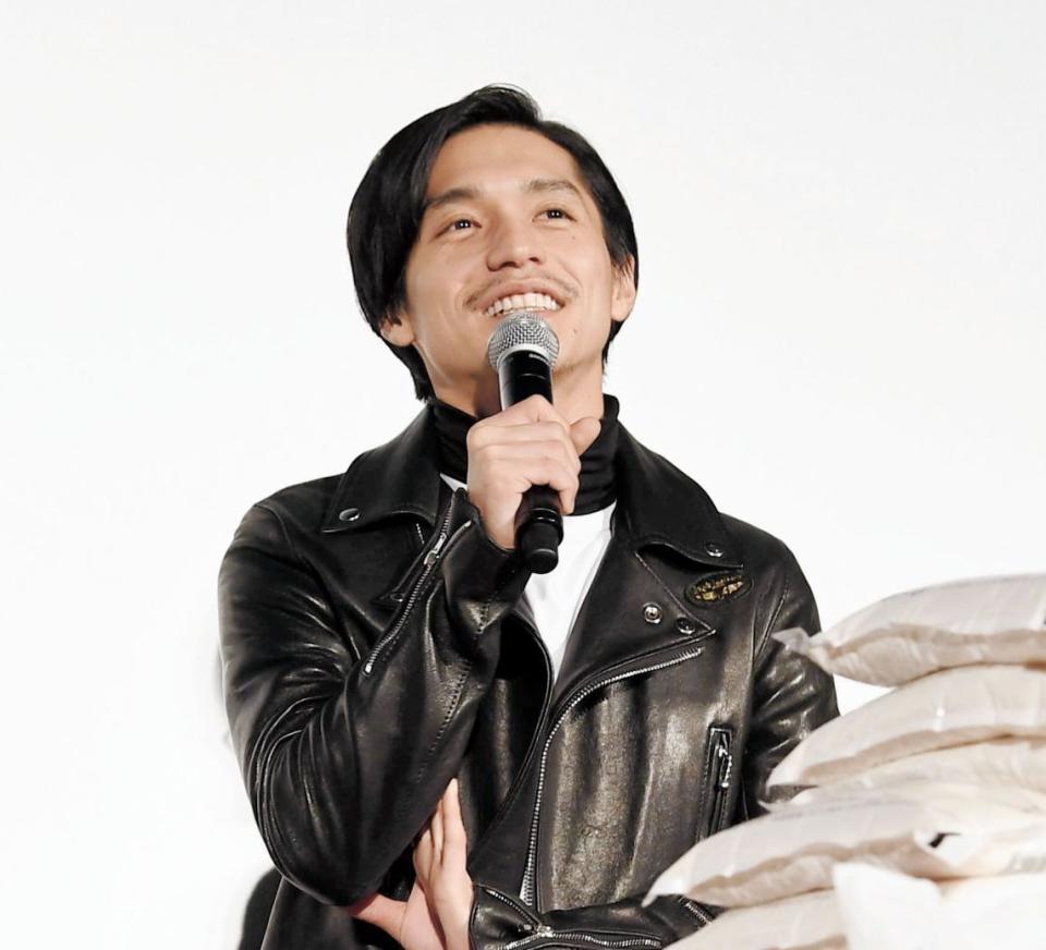 お米８０キロをプレゼントされ喜ぶ錦戸亮＝ＴＯＨＯシネマズ六本木ヒルズ（撮影・園田高夫）