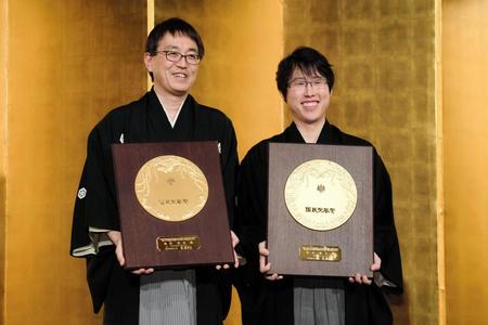 　国民栄誉賞の盾を手に笑顔の羽生善治竜王（左）と井山裕太七冠＝東京・ホテルニューオータニ（撮影・金田祐二）