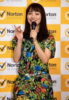 笑顔でトークショーを行う内田理央＝港区のＡＮＡインターコンチネンタルホテル東京（撮影・棚橋慶太）