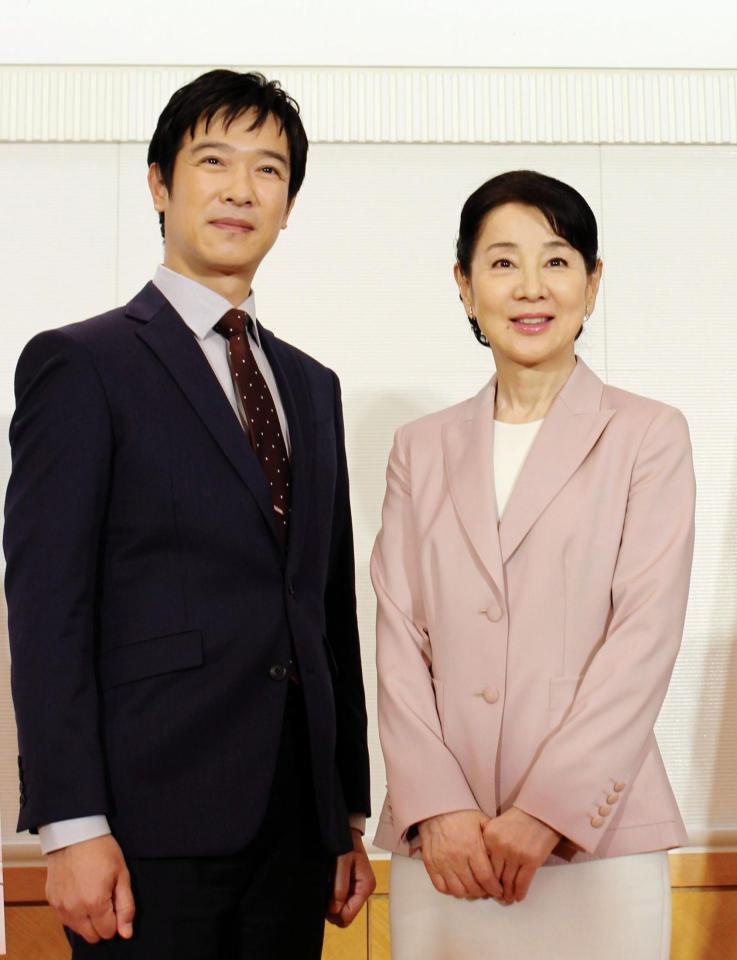 映画「北の桜守」の会見を行った吉永小百合（右）と堺雅人＝大阪市内