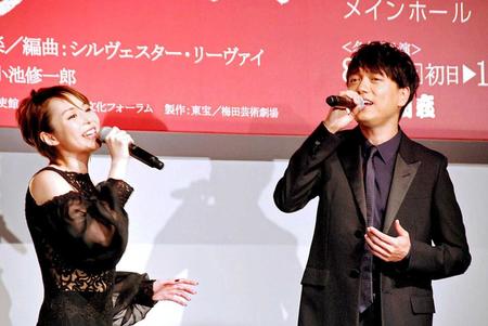 平野綾（左）と歌を披露した山崎育三郎＝ザ・プリンス　パークタワー東京