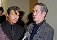 川地さんの通夜に弔問に訪れた（左から）高野浩幸、小倉一郎＝神奈川・逗子市内