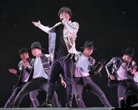 熱演する三浦大知＝日本武道館