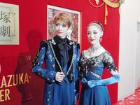 宝塚歌劇団花組公演「ポーの一族」の初日を迎え、会見した明日海りお（左）と仙名彩世＝東京宝塚劇場