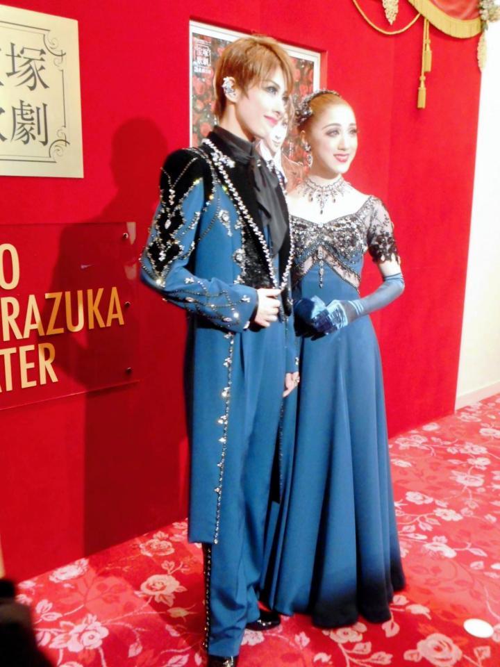 宝塚歌劇団花組公演「ポーの一族」の初日を迎え、会見した明日海りお（左）と仙名彩世＝東京宝塚劇場