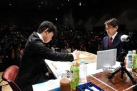 準決勝の対局を行う羽生善治竜王（右）と藤井聡太五段＝東京・有楽町朝日ホール（撮影・開出牧）