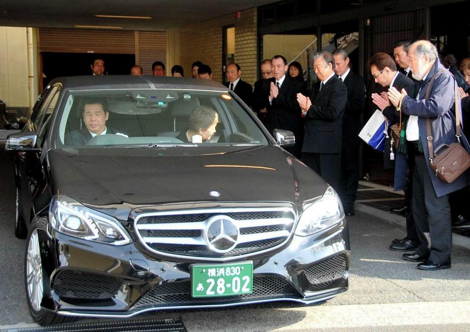 　出棺を見送る沢本忠雄さんら参列者＝神奈川・逗子市の斎場二葉会館