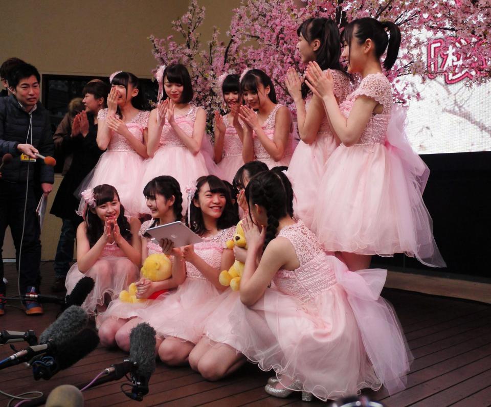 羽生選手の高得点に沸く、ふわふわ＝東京・水道橋