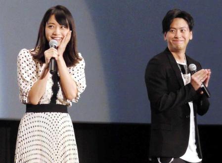 　サプライズの手紙を喜ぶ深川麻衣（左）と山下健二郎＝東京・調布