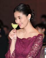 ヘルシーカクテルの香を楽しむ橋本マナミ＝ザ・リッツ・カールトン東京（撮影・開出牧）