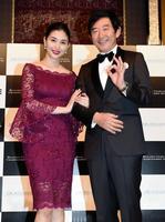 イベントを終え腕を組む橋本マナミ（左）と石田純一＝ザ・リッツ・カールトン東京（撮影・開出牧）