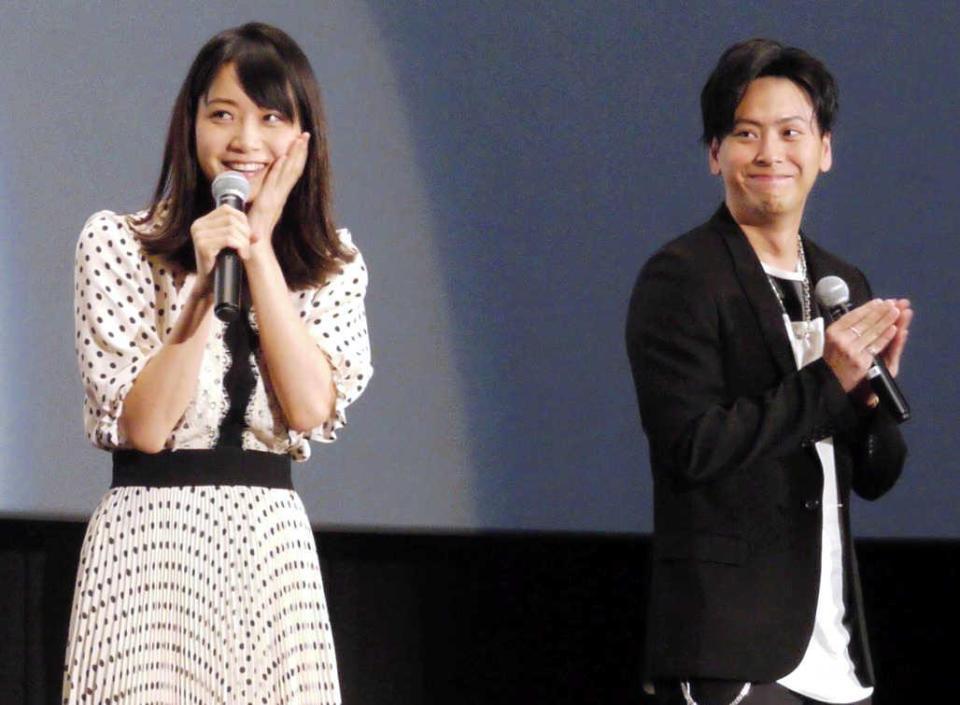 　サプライズの手紙を喜ぶ深川麻衣（左）と山下健二郎＝東京・調布