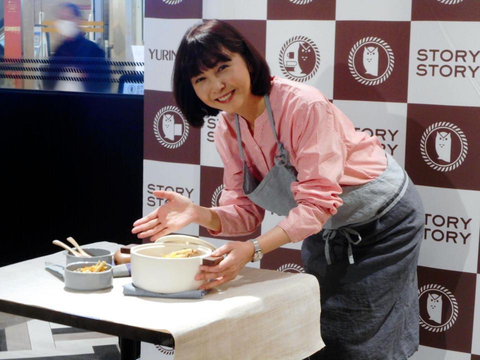 料理レシピ本「ゆらいだら、薬膳」の刊行記念イベントを行った麻木久仁子＝東京・ＳＴＯＲＹ　ＳＴＯＲＹ新宿