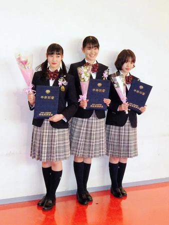 卒業式を終えた（左から）松田莉奈、小澤奈々花、籠谷さくら＝東京・中野サンプラザ