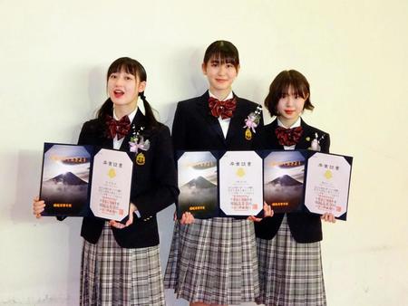 卒業式を終えた（左から）松田莉奈、小澤奈々花、籠谷さくら＝東京・中野サンプラザ