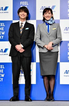 吉沢亮（左）と笑顔でポーズをとる綾瀬はるか＝コンラッド東京（撮影・西岡正）