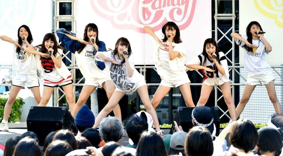 　緋寒桜の下で飛躍を目指してジャンプするチューニングキャンディーの（左から）琴音、千夏、ソフィー、ＬＩＬＩ、ゆうり、優美香、愛子