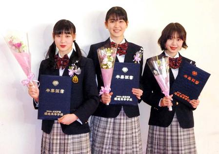 　卒業式を終えた（左から）松田莉奈、小澤奈々花、籠谷さくら＝東京・中野サンプラザ