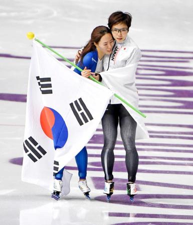 　１８日、女子５００メートルで金メダルに輝き、李相花（左）の健闘をたたえる小平奈緒（共同）