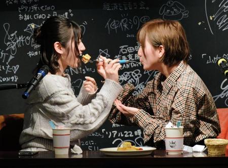 恥ずかしがりながら、２人で互いに食べさせ合うＡＫＢ４８の（左から）村山彩希、岡田奈々＝東京・秋葉原のＡＫＢ４８カフェ