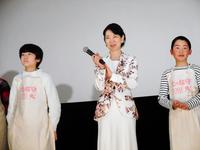 「北の桜守」公開記念イベントでおにぎりボールを投げる吉永小百合（中央。右は息子役の土屋慶太、左は子役の三谷麟太郎）＝東京・銀座