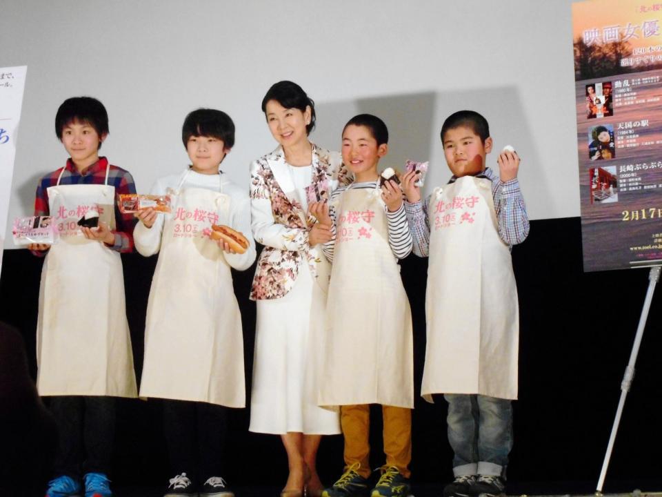 「北の桜守」公開記念イベントに参加した吉永小百合（中央）と（左から）子役の山崎光、三谷麟太郎、１人おいて土屋慶太、大竹悠義＝東京・銀座