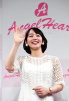 とびっきりの笑顔で手を振る吉岡里帆＝ベルサール六本木（撮影・園田高夫）