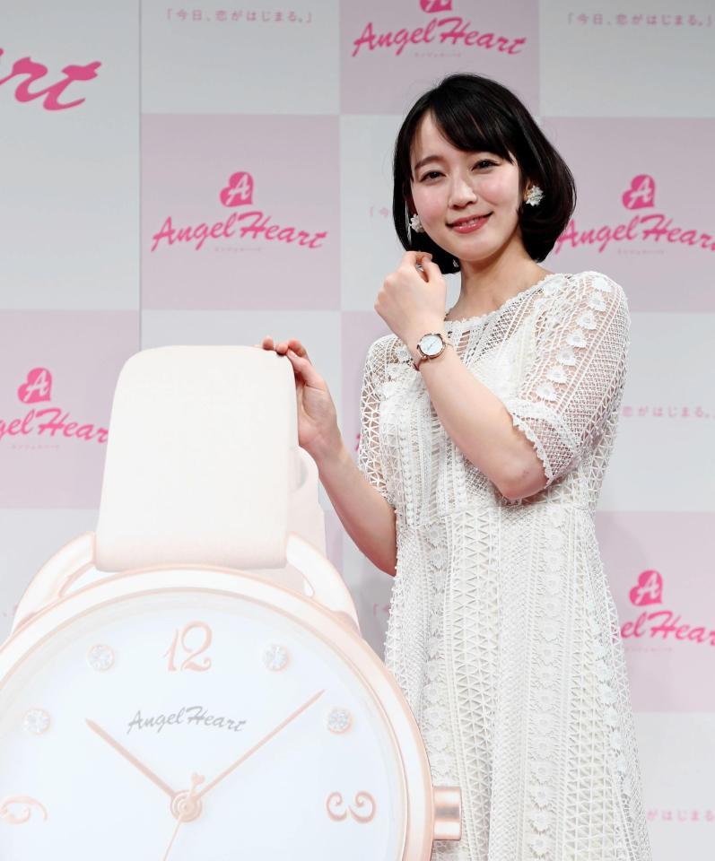 笑顔でポーズを決める吉岡里帆＝ベルサール六本木（撮影・園田高夫）