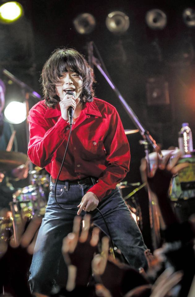 バースデーライブでファンからの祝福を受けた菅田将暉＝大阪・梅田