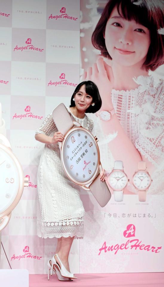 　イメージキャラクター任命状を持ったまま降壇する吉岡里帆＝都内