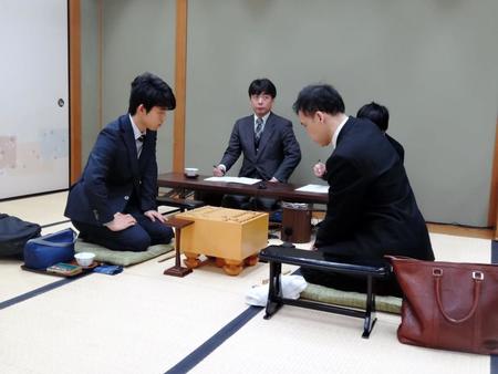 対局を行う藤井聡太六段（左）＝関西将棋会館