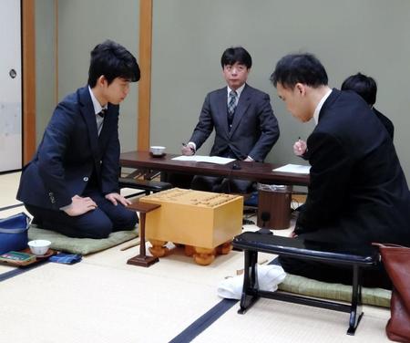 対局を行う藤井聡太六段（左）＝関西将棋会館