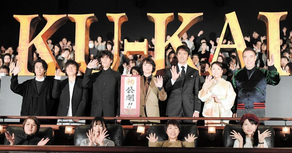 舞台あいさつをおこなった（右から）チェン・カイコー監督、松坂慶子、阿部寛、染谷将太、ＲＡＤＷＩＭＰＳの野田洋次郎、桑原彰、武田祐介＝ＴＯＨＯシネマズ六本木（撮影・三好信也）