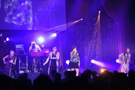 デビュー２５周年ライブを行ったＴＲＦの（左から）ＥＴＳＵ、　ＤＪ　ＫＯＯ、ＳＡＭ、ＹＵ-ＫＩ、ＣＨＩＨＡＲＵ＝東京・Ｚｅｐｐ　Ｄｉｖｅｒｃｉｔｙ　