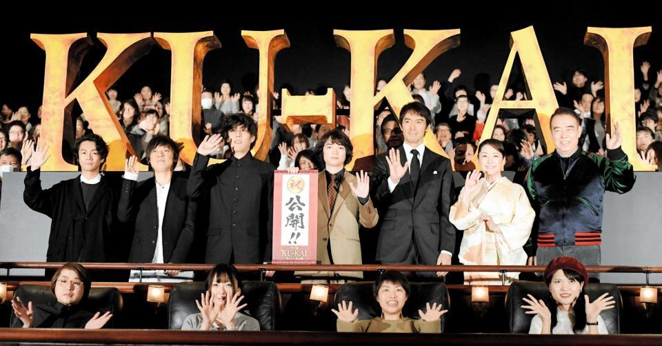 　舞台あいさつをおこなった（右から）チェン・カイコー監督、松坂慶子、阿部寛、染谷将太、ＲＡＤＷＩＭＰＳの野田洋次郎、桑原彰、武田祐介＝ＴＯＨＯシネマズ六本木（撮影・三好信也）