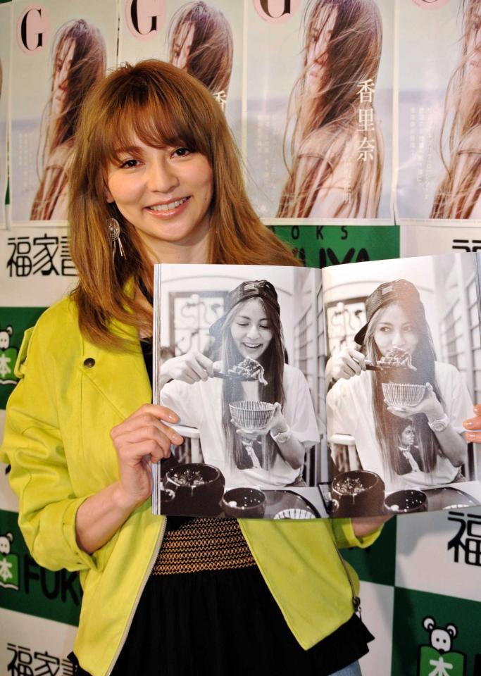 　お気に入りの写真を披露する香里奈＝東京・福家書店新宿サブナード店