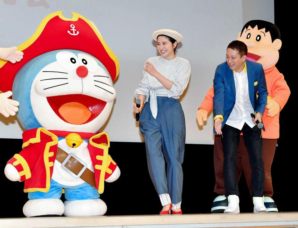 　ドラえもんたちと一緒に壇上に上がる長澤まさみ（中央・右は高橋茂雄）＝東京都千代田区の東京国際フォーラム（撮影・出月俊成）