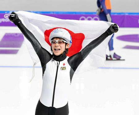 　金メダルに輝き、日の丸を背に声援に応える高木菜那＝２４日