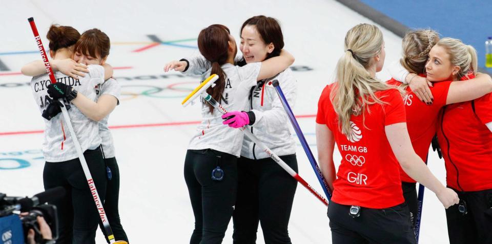 　カーリング女子で英国に勝利して銅メダルを獲得し、喜ぶ（左から）吉田知、鈴木、吉田夕、藤沢＝２４日（共同）