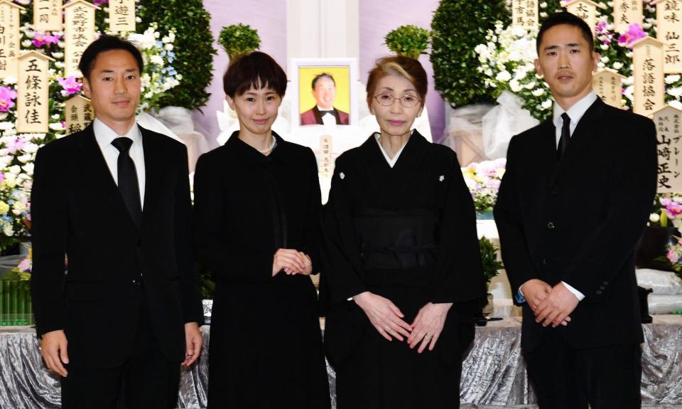 林家ライスさんの遺影の前に立つ（左から）国重隆氏、長女の林家まる子、林家カレー子、長男の翁家勝丸＝東京都三鷹市の禅林寺（撮影・西岡正）