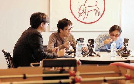 　カレーを食べながら案を練る（左から）小山薫堂氏、松任谷正隆氏、ホフディランの小宮山雄飛