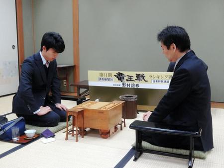 阿部隆八段との対局を行う藤井聡太六段（左）＝関西将棋会館