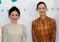 会見に出席した北香那（左）と蒼井優＝都内