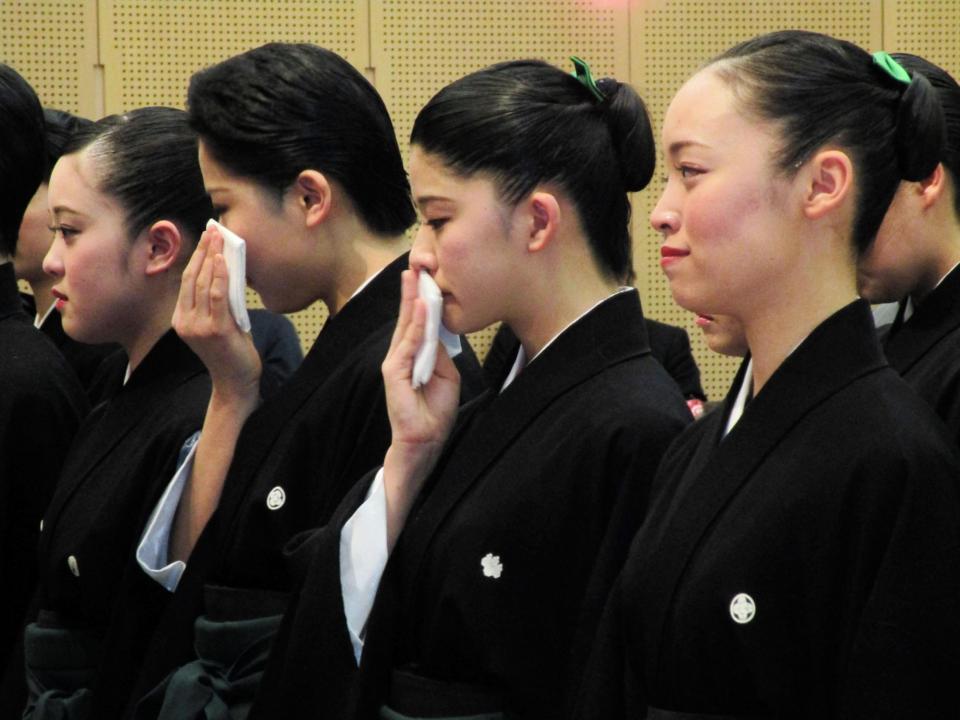 宝塚音楽学校卒業式で涙ぐむ三徳美沙子さん（左から３人目）＝兵庫・宝塚音楽学校